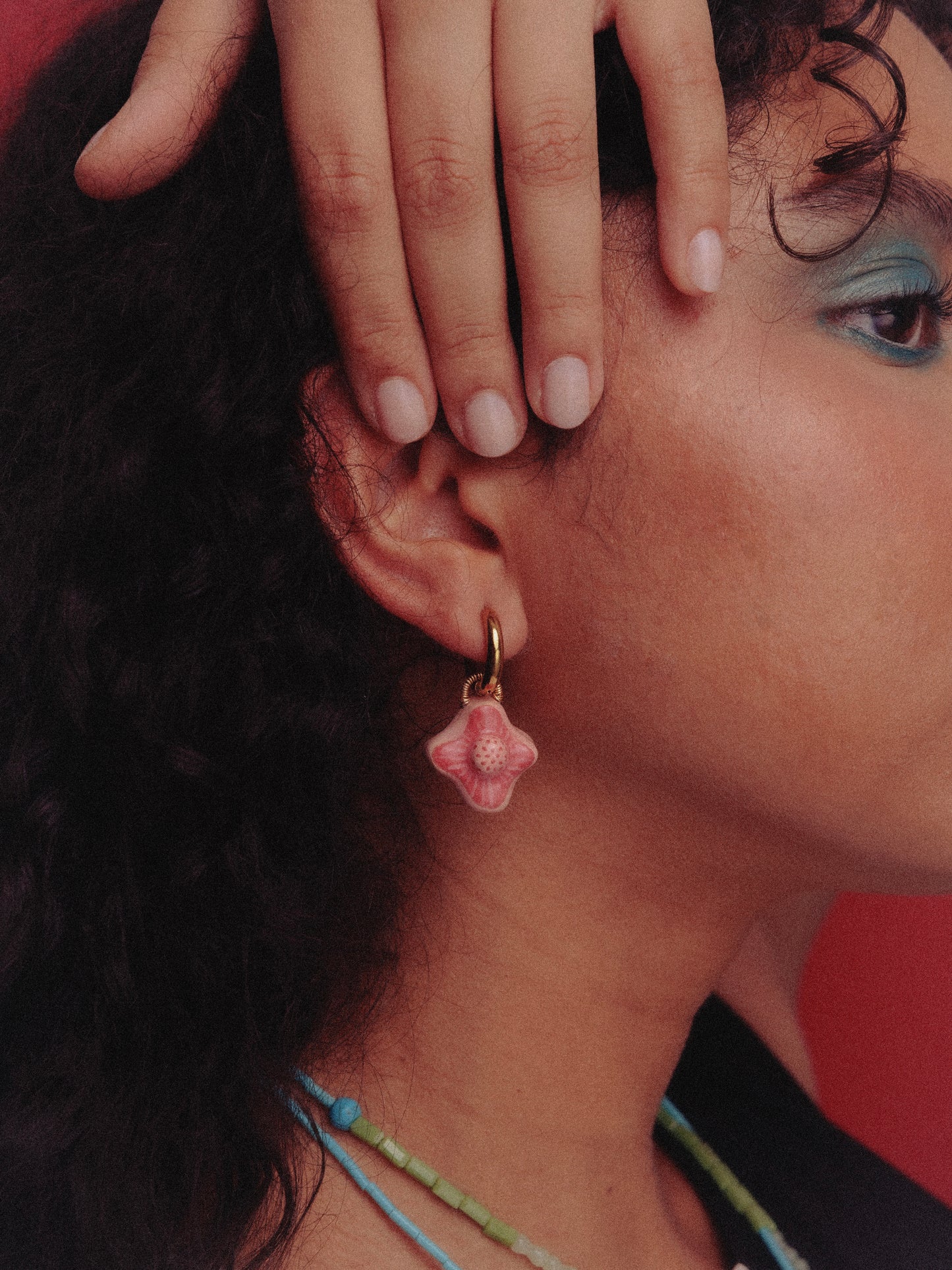 Imagen de oreja de modelo de tés morena utilizando un hoop peonia de Chouette