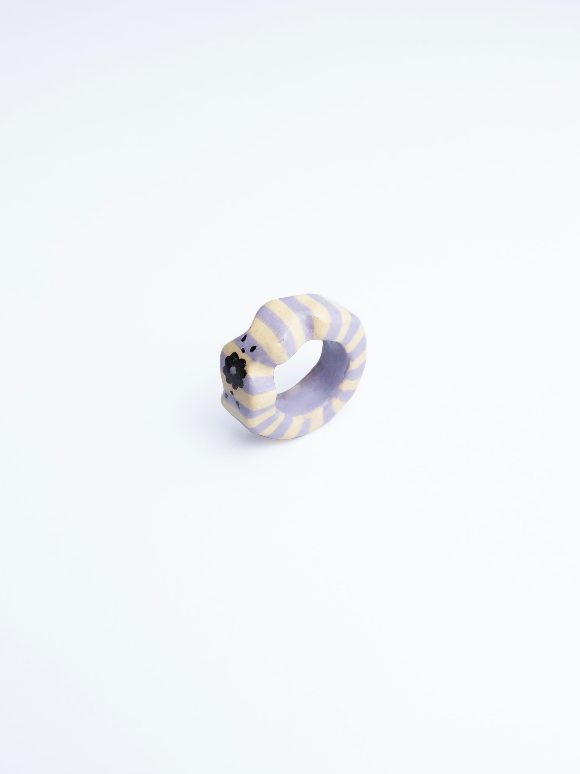 Imagen en fondo blanco de anillo Sourvenir en colores morado, amarillo y negro