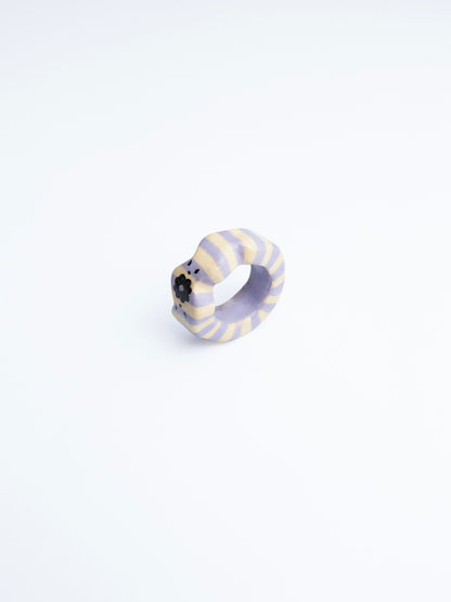 Imagen en fondo blanco de anillo Sourvenir en colores morado, amarillo y negro
