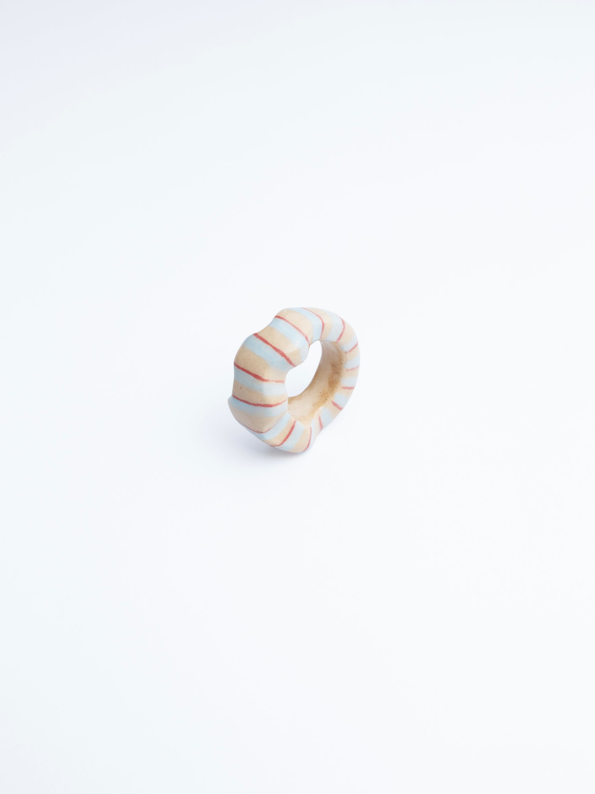 Imagen en fondo blanco de anillo turquesa de chouette en colores rojo, turquesa y crudo