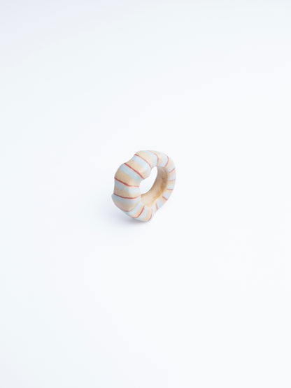 Imagen en fondo blanco de anillo turquesa de chouette en colores rojo, turquesa y crudo