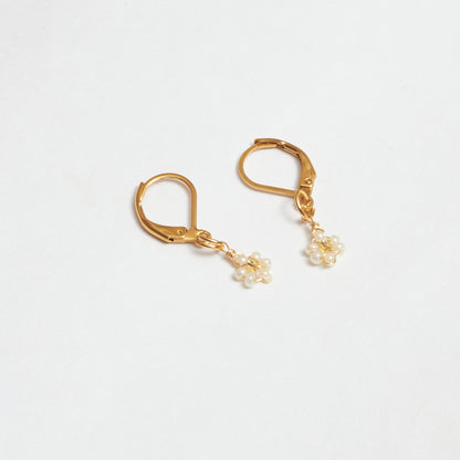 Aretes Ángel estilo mini hoops o candongas con dije colgante de flor tejido a mano en mostacilla color rosa pastel
