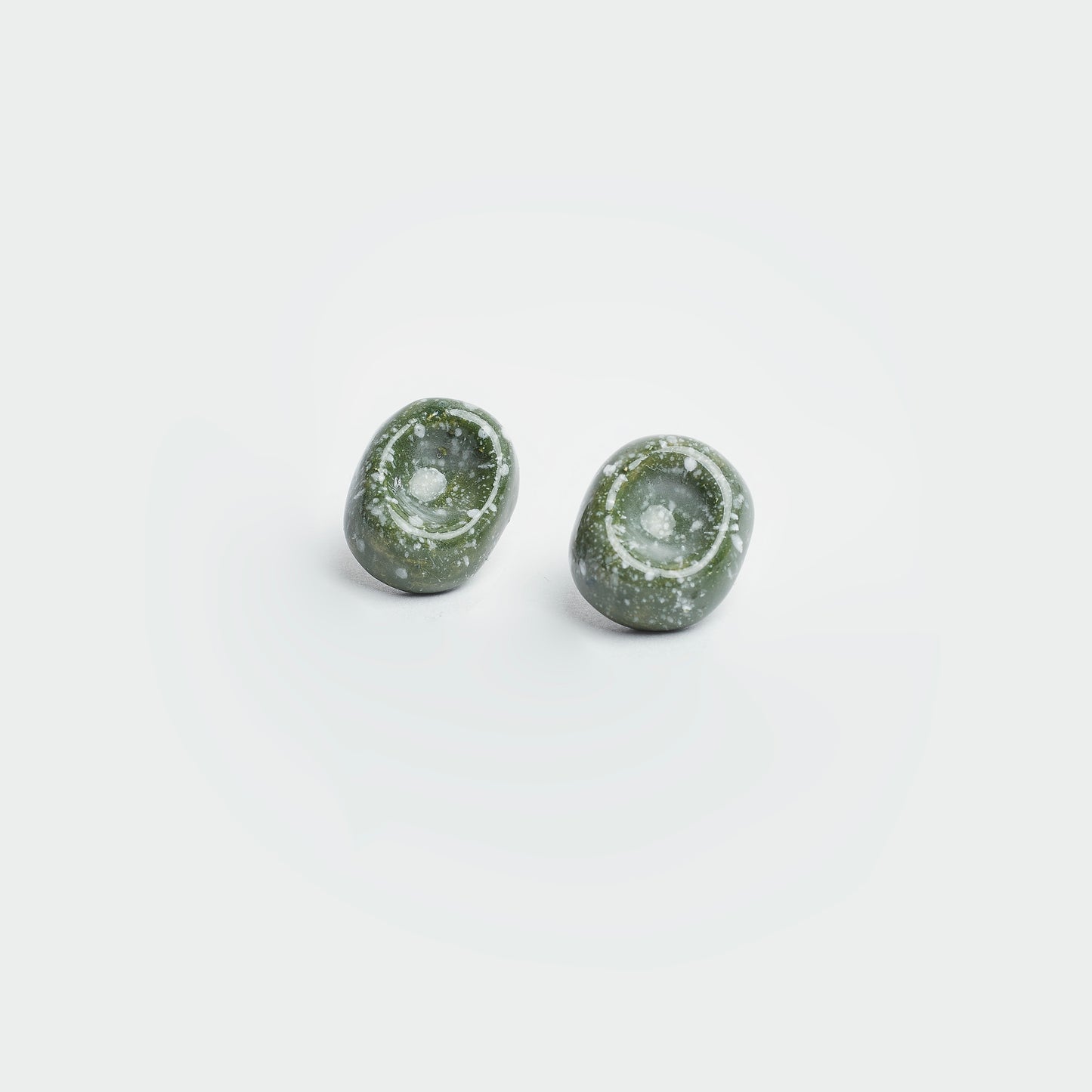 Aretes Apio estilo topo en forma de dulce artesanal de arequipe en color verde oscuro y material de cerámica