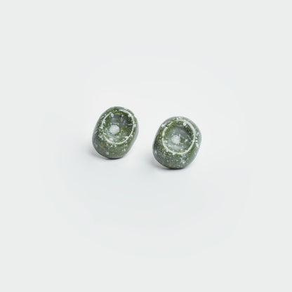 Aretes Apio estilo topo en forma de dulce artesanal de arequipe en color verde oscuro y material de cerámica
