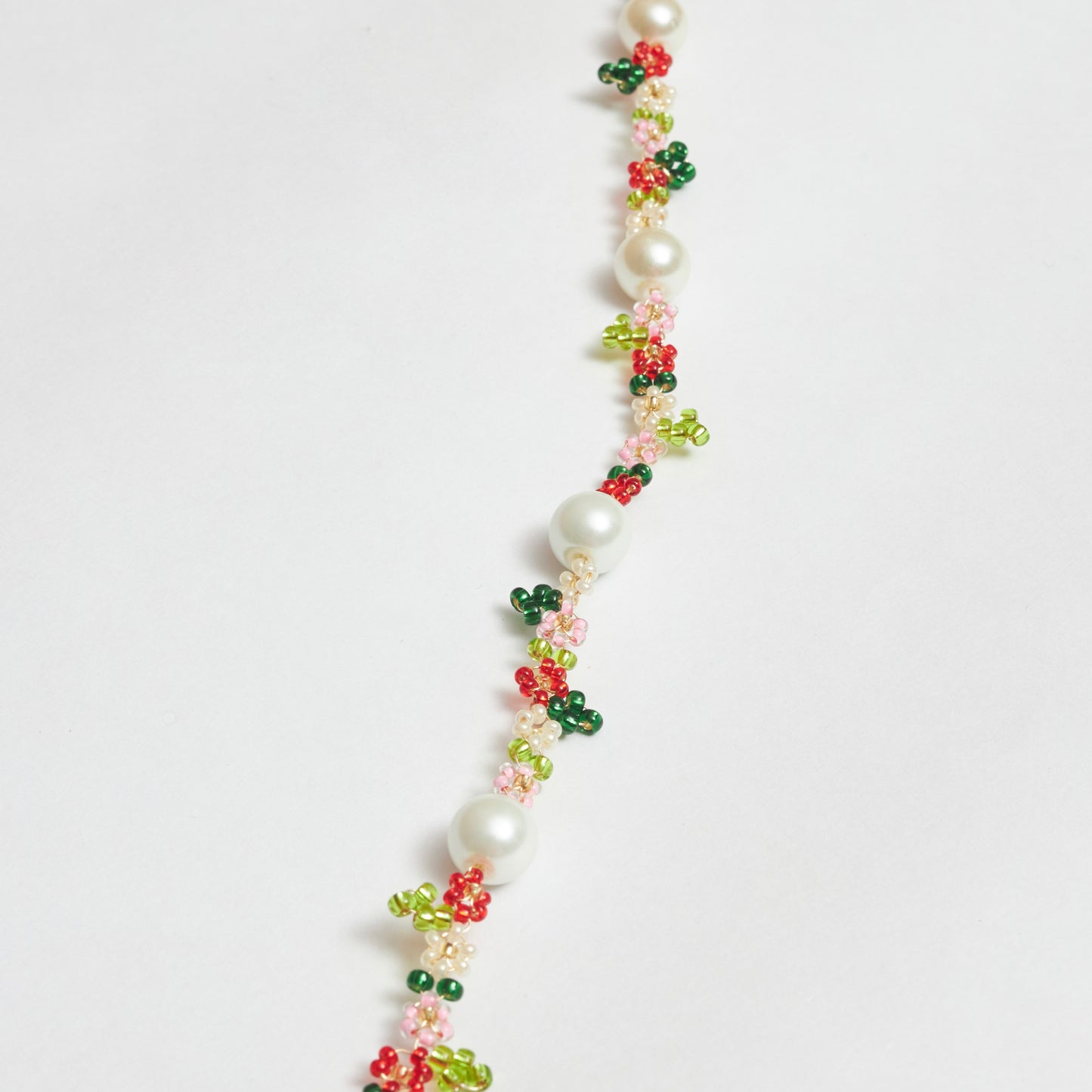  Collar ajustable estilo floreado tejido a mano en mostacilla, rocaya y múranos brillantes en colores verde claro, verde oscuro, blanco, rosado, dorado y rojo 
