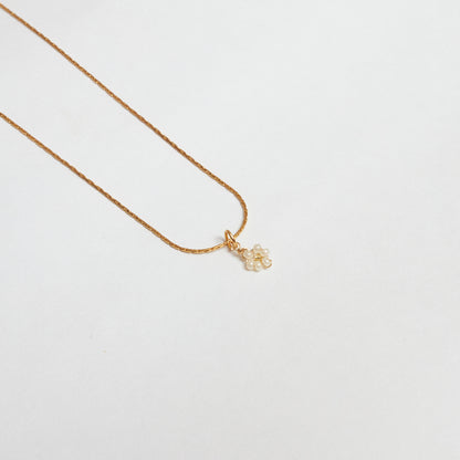 Cadena en material de acero inoxidable en tejido cola de ratón color dorado con dije colgante, tejido a mano en mostacilla con forma de flor color blanco
