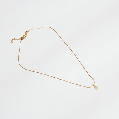 Cadena en material de acero inoxidable en tejido cola de ratón color dorado con dije colgante tejido a mano en mostacilla con forma de flor, color rosado.
