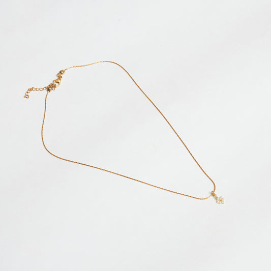 Cadena en material de acero inoxidable en tejido cola de ratón color dorado con dije colgante tejido a mano en mostacilla con forma de flor, color rosado.
