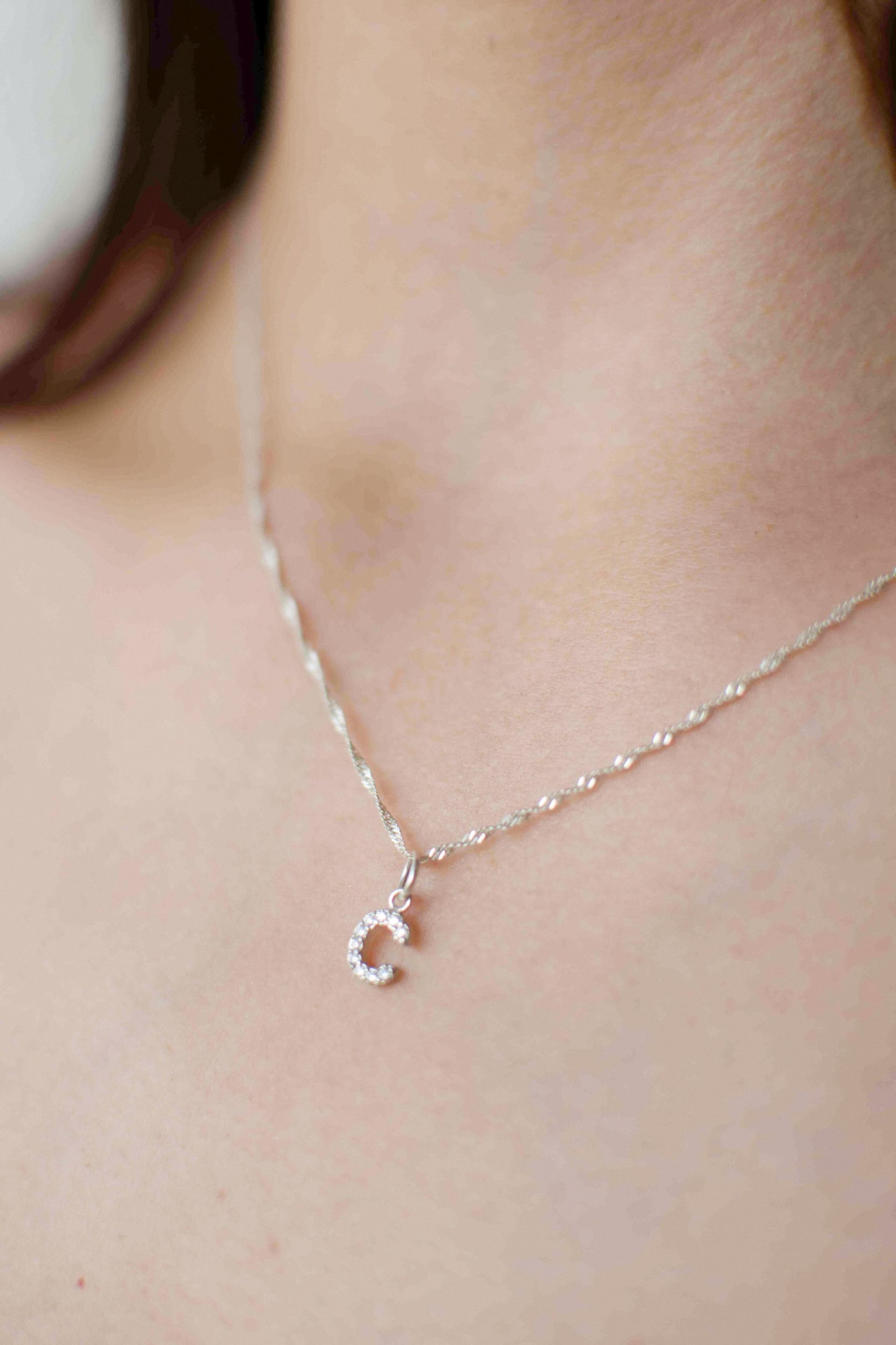 Cuello de modelo con cadena clasica en material de plata ley 925 con dije colgante de letra C