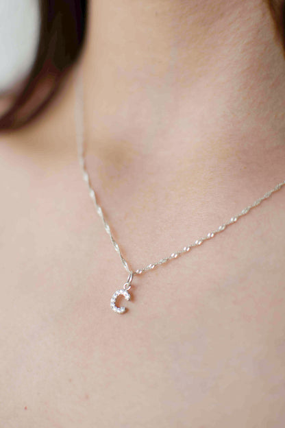 Cuello de modelo con cadena clasica en material de plata ley 925 con dije colgante de letra C