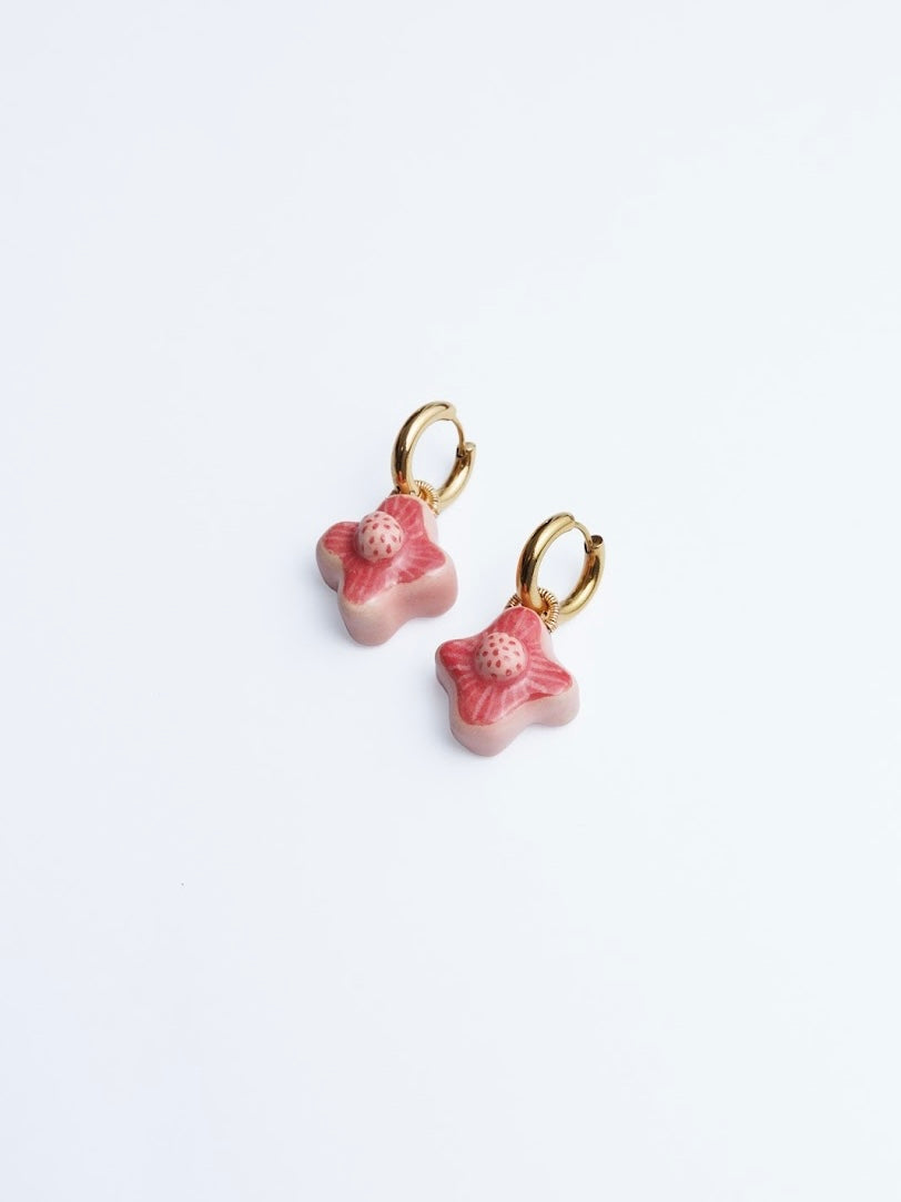 Imagen en fondo blanco de hoops Peonias Bocadillo de la marca Chouette en colores rosa y rojo