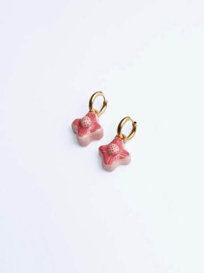 Imagen en fondo blanco de hoops Peonias Bocadillo de la marca Chouette en colores rosa y rojo
