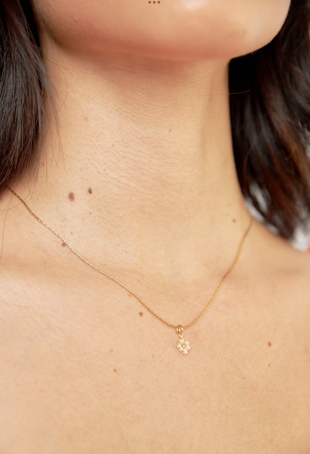 modelo de tes blanca y cabello negro con collar Ángel de Chouette.
