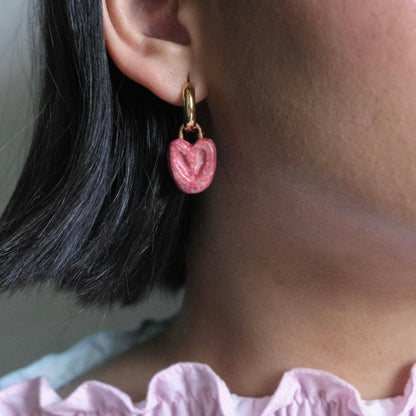 Perfil derecho de modelo de tes morena con cabello corto en color negro, usando Hoops manjar Bocadillo